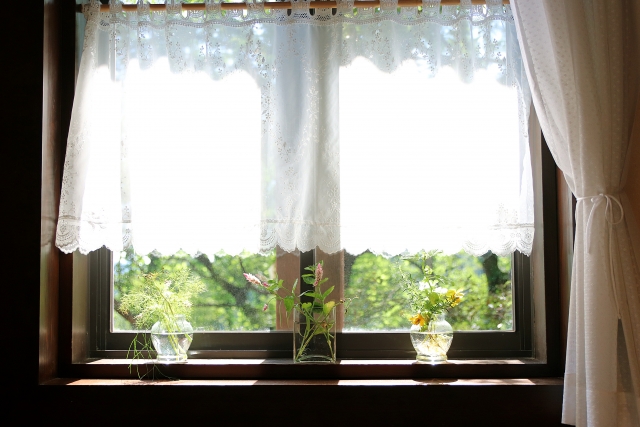 真正面の窓はレースのカーテンか観葉植物で対処